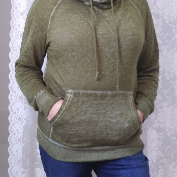 Derek Heart Tops - 🎄 Derek Heart Sweatshirt